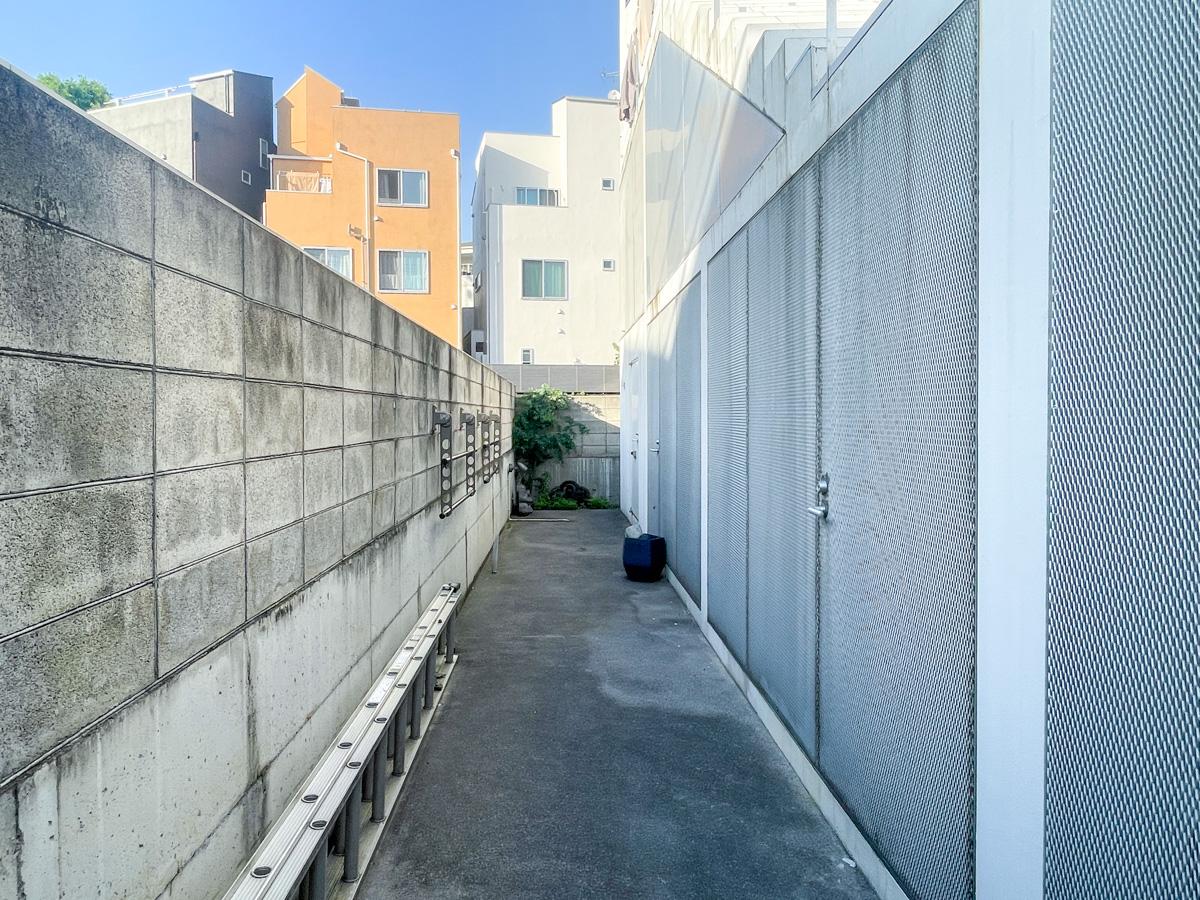 豊島区雑司が谷の賃貸物件/西側蛹室から出入りができる　ここに洗濯物を干しても、室内干しでもどちらでも