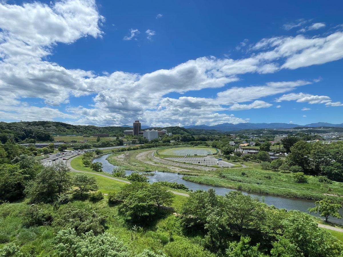 埼玉県入間市仏子の売買物件/圧巻のリバービュー。川が緩やかに曲がっていく場所に位置しているのも贅沢。ずっと見ていられます