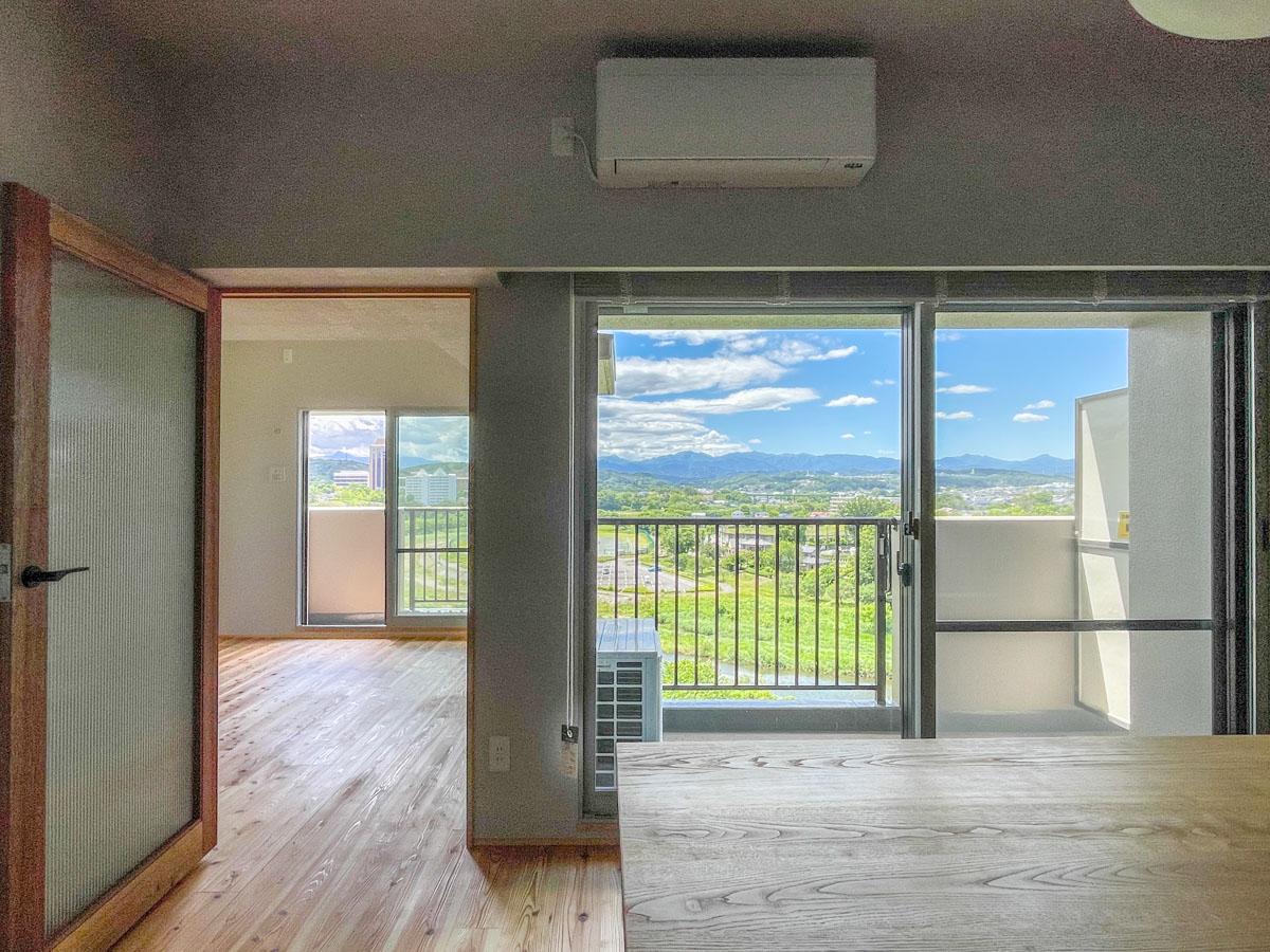埼玉県入間市仏子の売買物件/洋室のドアを開ければひと続きの空間として感じられます。窓からの景色が繋がるのも開放感がありいい