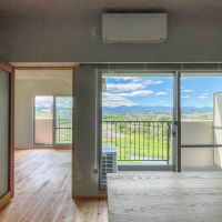 埼玉県入間市仏子の売買物件/洋室のドアを開ければひと続きの空間として感じられます。窓からの景色が繋がるのも開放感がありいい