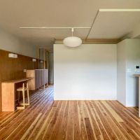 埼玉県入間市仏子の売買物件/窓側からリビングダイニングを見る。こちらも通路へとフローリングが伸びていて奥行き感を感じられます