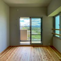 埼玉県入間市仏子の売買物件/洋室。こちらからもリバービュー。転落防止の柵が木なのも嬉しいところです