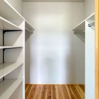 埼玉県入間市仏子の売買物件/ウォークインクローゼット。しっかり空間がとられていて可動棚やハンガーパイプなど使いやすそう