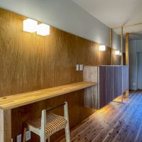 埼玉県入間市仏子の売買物件/通路に面した一連の作り付け。照明と相まって、部屋がもう一つあるような空間です