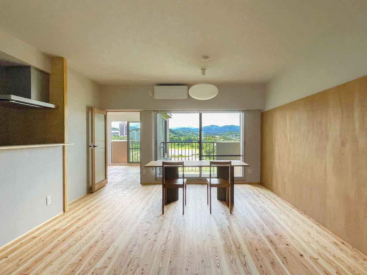 埼玉県入間市仏子の売買物件/杉の無垢床が奥のベッドルームまで続いて奥行き感がある間取り。窓の先にはリバービュー！