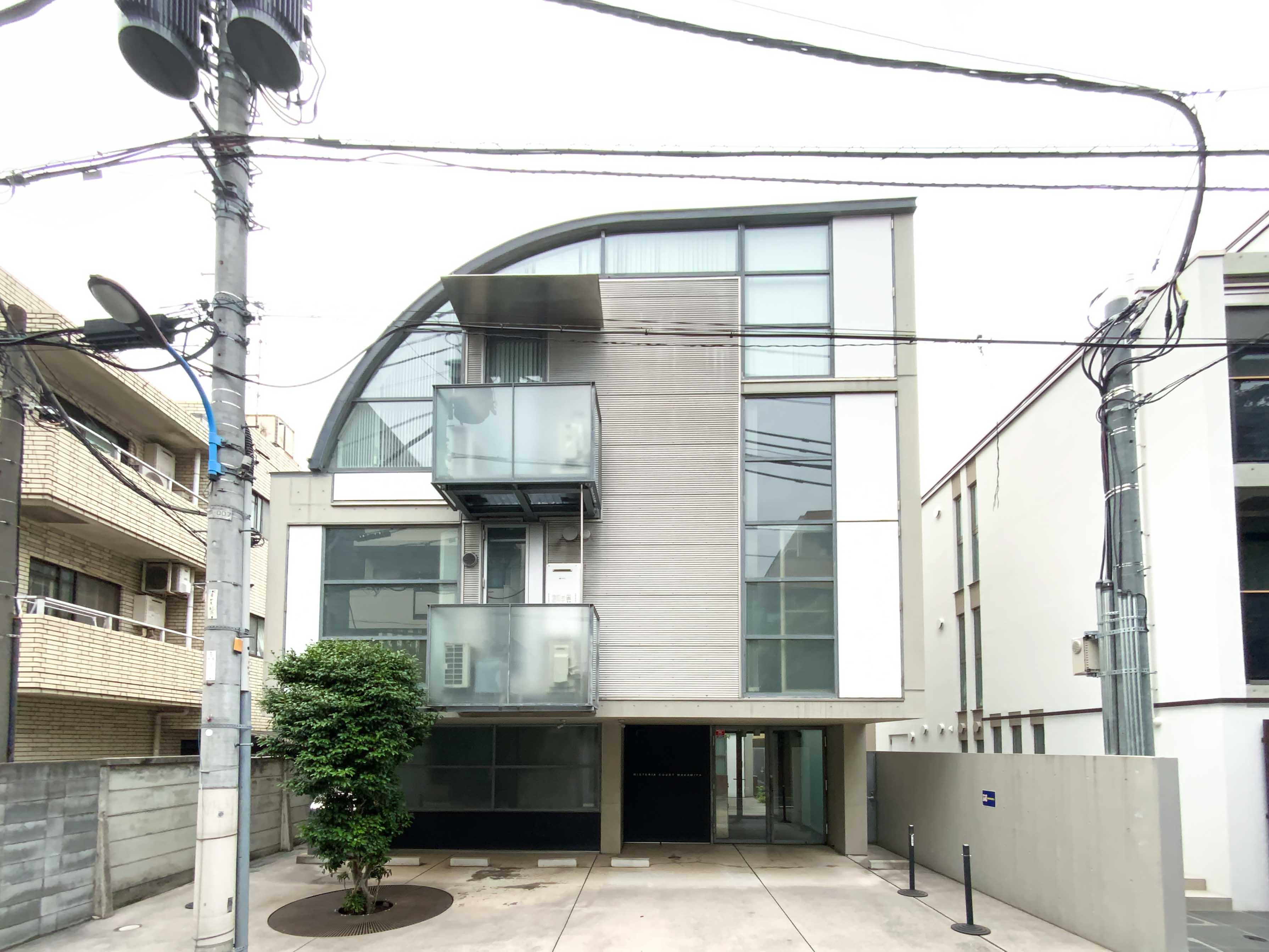 新宿区若宮町の賃貸物件/船の帆のような、一風変わった形の建物建物外観