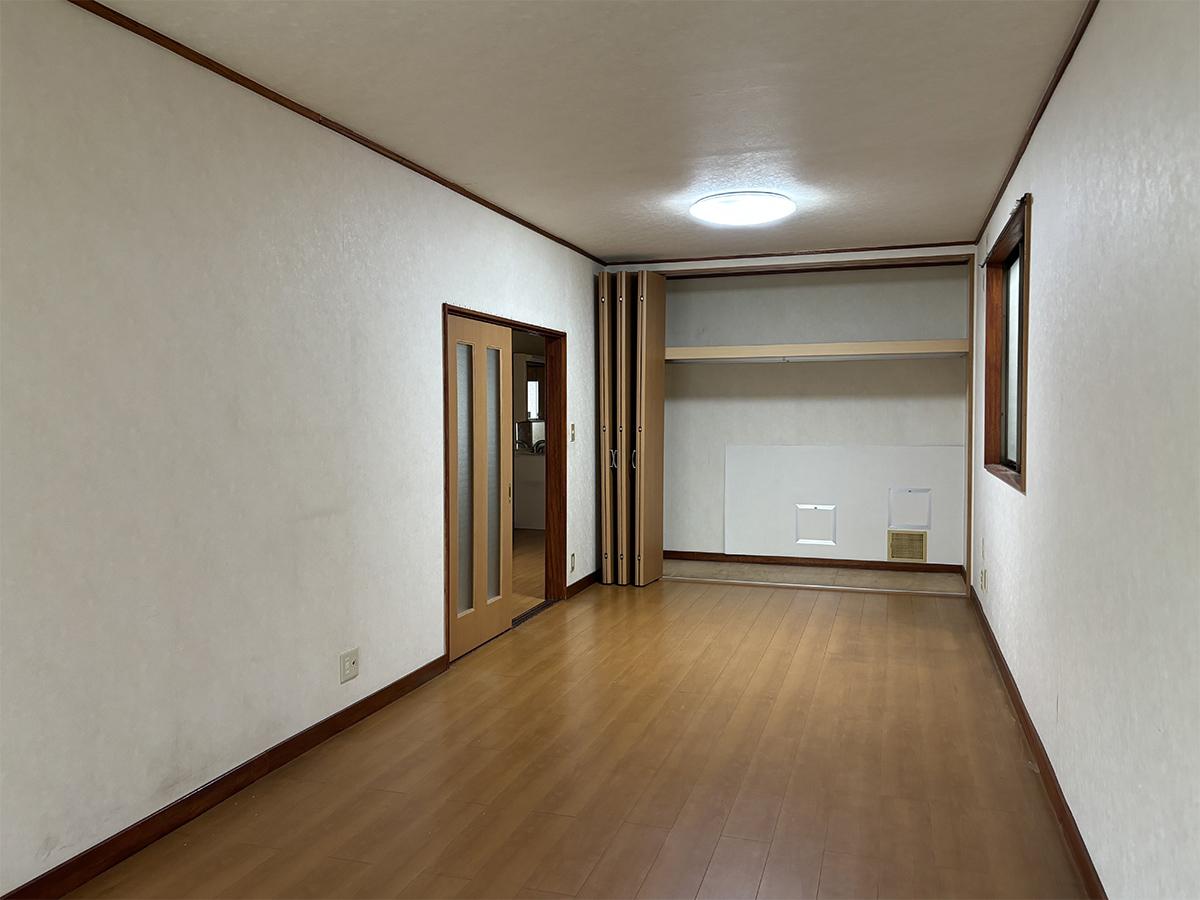 荒川区西尾久の賃貸物件/2階：西側の洋室。こちらも広く、収納もあります