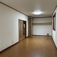 荒川区西尾久の賃貸物件/2階：西側の洋室。こちらも広く、収納もあります