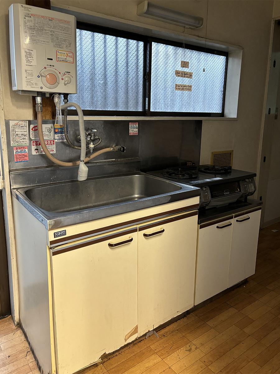 荒川区西尾久の賃貸物件/1階：厨房の奥にある給湯スペース。コンロや湯沸器は残置物