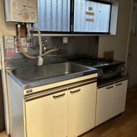 荒川区西尾久の賃貸物件/1階：厨房の奥にある給湯スペース。コンロや湯沸器は残置物