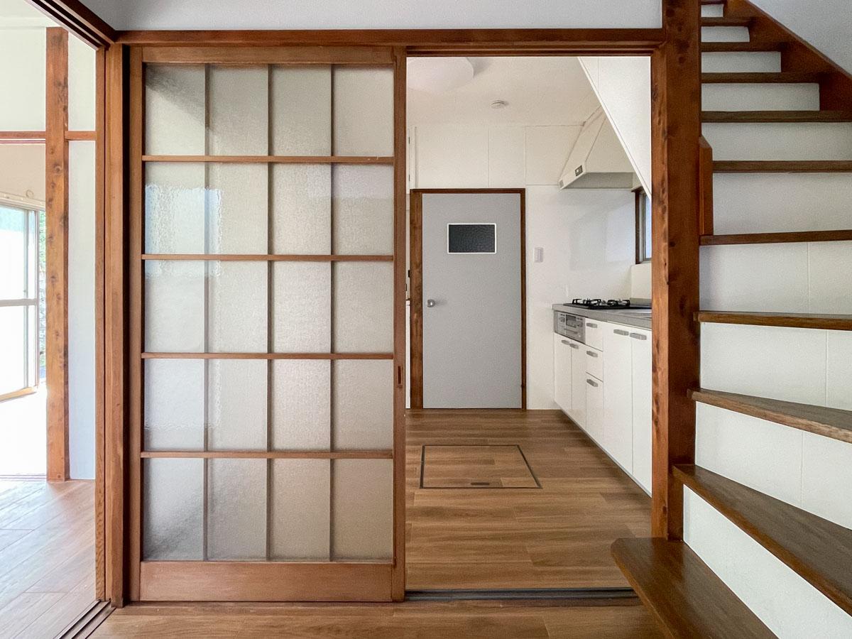 板橋区赤塚の賃貸物件/間仕切るけど光をちゃんと通してくれるガラスの入った建具
