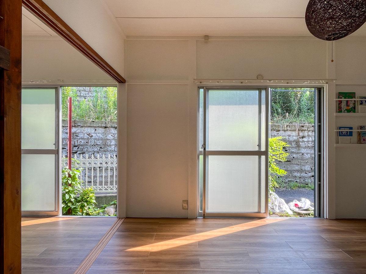 板橋区赤塚の賃貸物件/リビングからの景色。小道を挟んだ向こう側が高台の農地です。目の前には庭も見えます