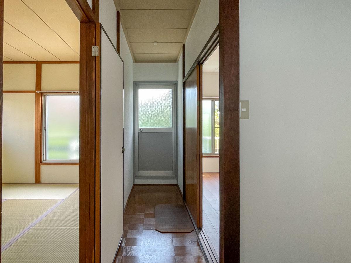 板橋区赤塚の賃貸物件/廊下の突き当りにはベランダへの扉。各部屋が廊下で仕切られているのもよし