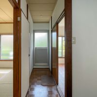 板橋区赤塚の賃貸物件/廊下の突き当りにはベランダへの扉。各部屋が廊下で仕切られているのもよし