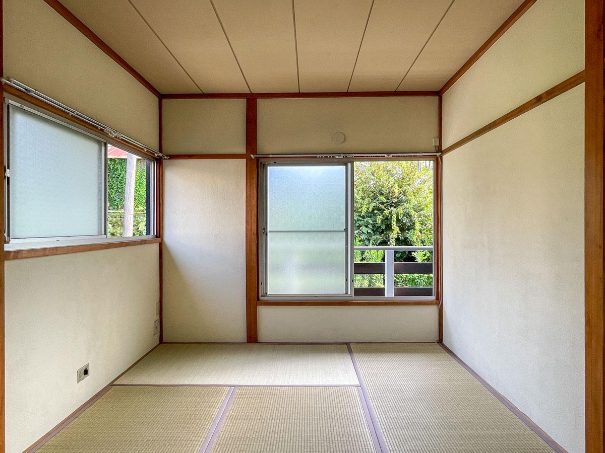 板橋区赤塚の賃貸物件/2階の和室。窓からは緑の借景が