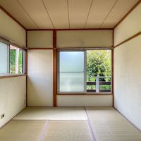 板橋区赤塚の賃貸物件/2階の和室。窓からは緑の借景が