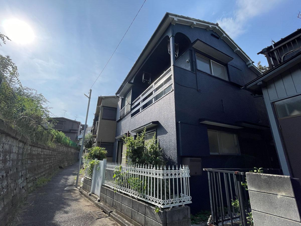 板橋区赤塚の賃貸物件/綺麗に塗装された外観。ベランダ周りのアーチも素敵