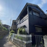板橋区赤塚の賃貸物件/綺麗に塗装された外観。ベランダ周りのアーチも素敵