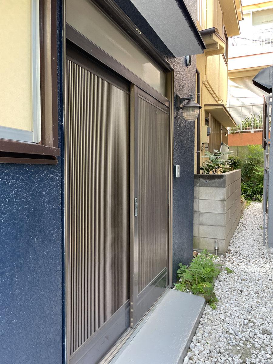 板橋区赤塚の賃貸物件/懐かしさ感じる玄関のスライドドア