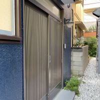 板橋区赤塚の賃貸物件/懐かしさ感じる玄関のスライドドア
