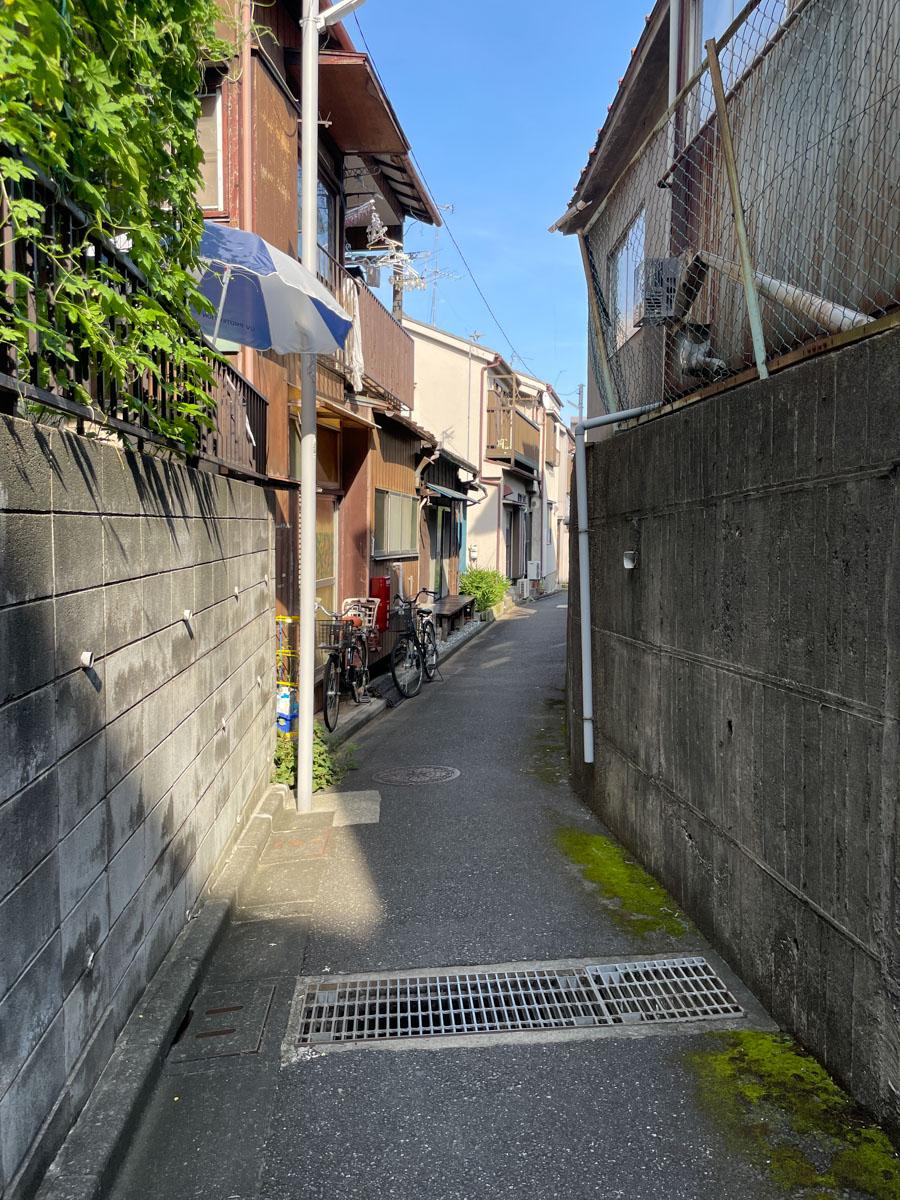 板橋区赤塚の賃貸物件/この細道を進んだ先に今回の物件が待っています