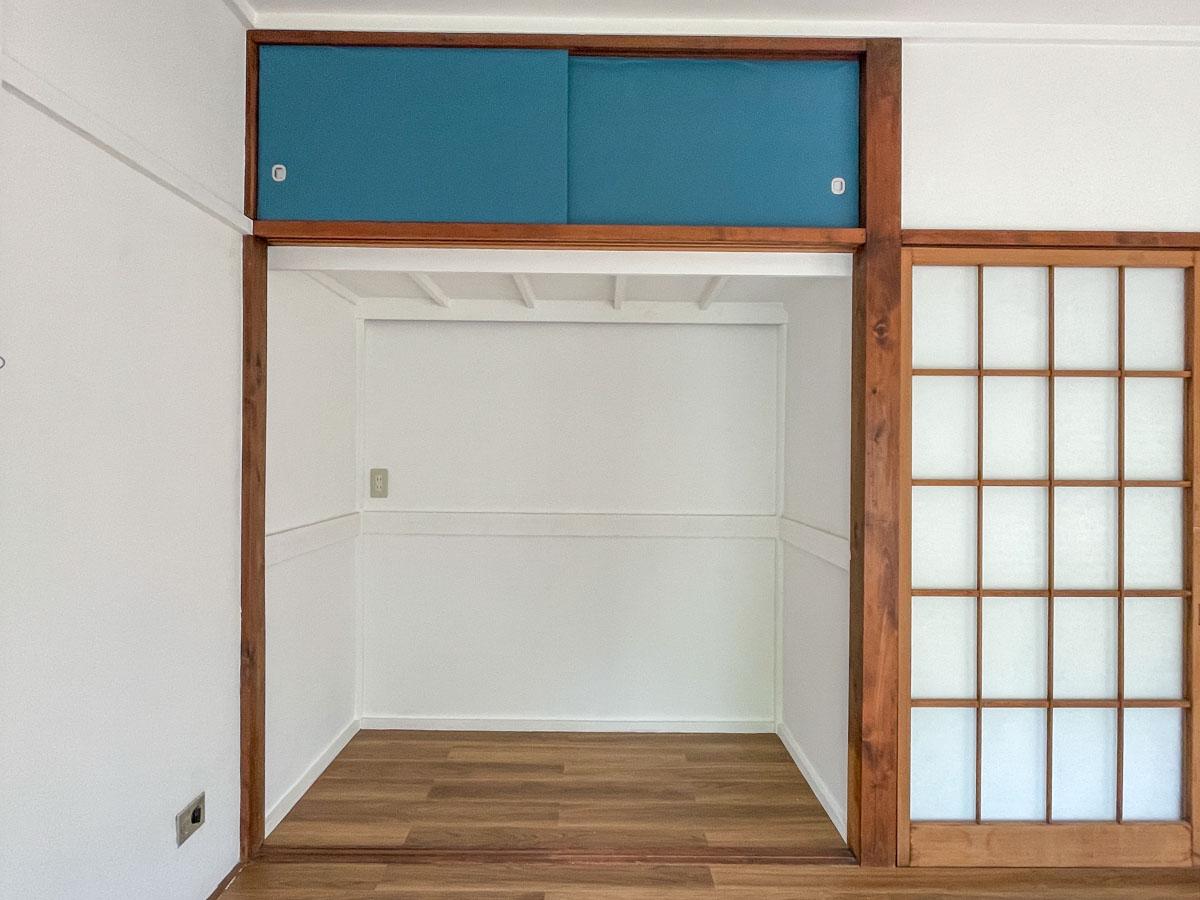 板橋区赤塚の賃貸物件/押入れの上にある収納の扉が素敵なターコイズカラー。押入れの奥には嬉しいコンセントが！
