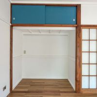 板橋区赤塚の賃貸物件/押入れの上にある収納の扉が素敵なターコイズカラー。押入れの奥には嬉しいコンセントが！