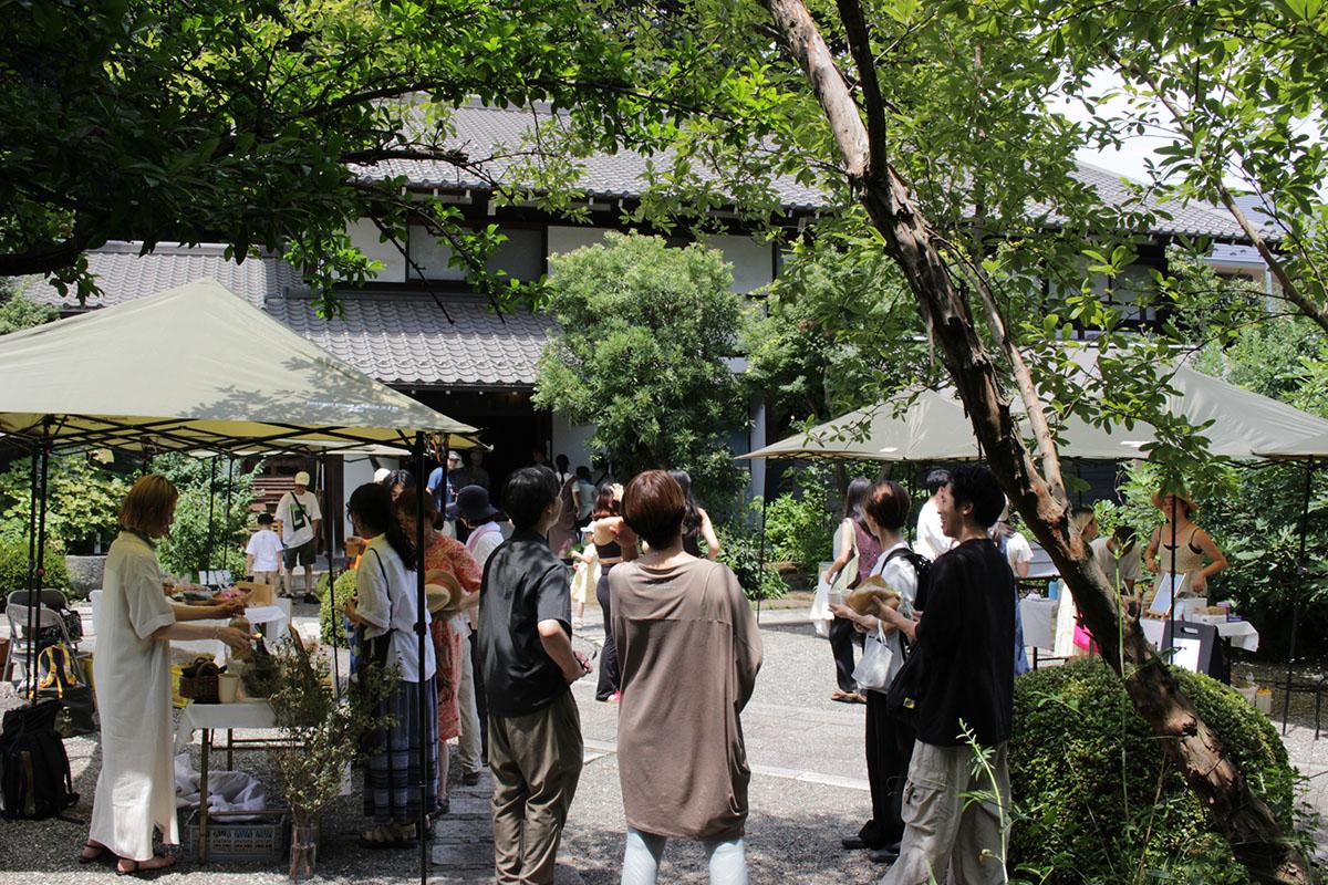 町田市忠生の売買物件/お寺では音楽イベントや縁日なども定期的に開催。地域内外からたくさんの人が集まる
