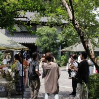 町田市忠生の売買物件/お寺では音楽イベントや縁日なども定期的に開催。地域内外からたくさんの人が集まる