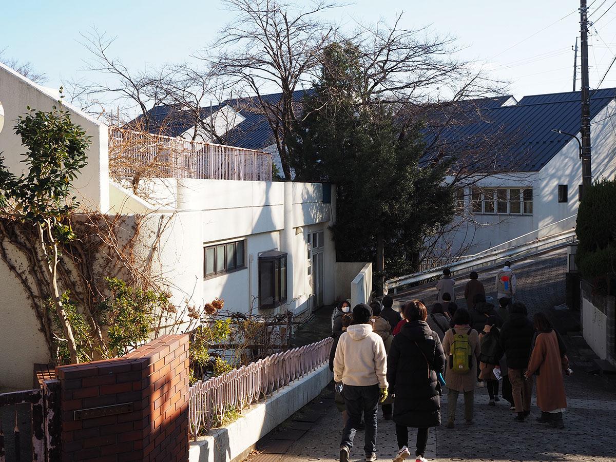 町田市忠生の売買物件/左手のしぜんの国保育園旧園舎では、子育て広場や子ども食堂を運営中