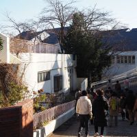 町田市忠生の売買物件/左手のしぜんの国保育園旧園舎では、子育て広場や子ども食堂を運営中