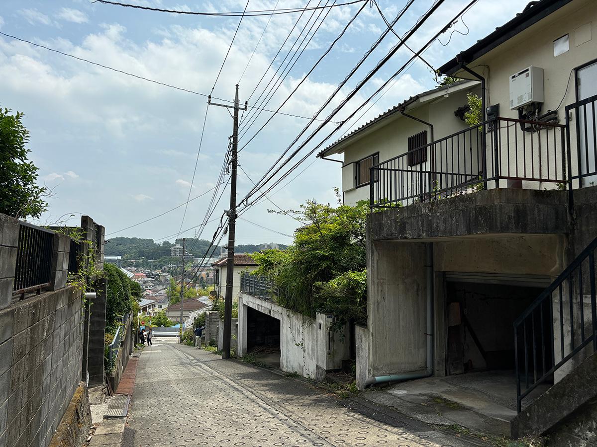 町田市忠生の売買物件/こんな感じの傾斜地。坂の向こうに見えるのは七国山緑地