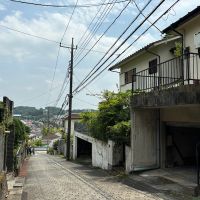 町田市忠生の売買物件/こんな感じの傾斜地。坂の向こうに見えるのは七国山緑地