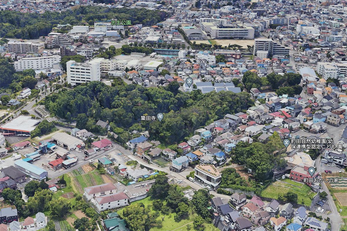 町田市忠生の売買物件/周辺の航空写真。簗田寺を囲むように森があり、この森に隣接した住宅地をつくる。写真上側、森の側にあるのがしぜんの国保育園、写真右下が町田自然幼稚園（googleマップ）