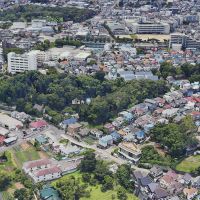 町田市忠生の売買物件/周辺の航空写真。簗田寺を囲むように森があり、この森に隣接した住宅地をつくる。写真上側、森の側にあるのがしぜんの国保育園、写真右下が町田自然幼稚園（googleマップ）
