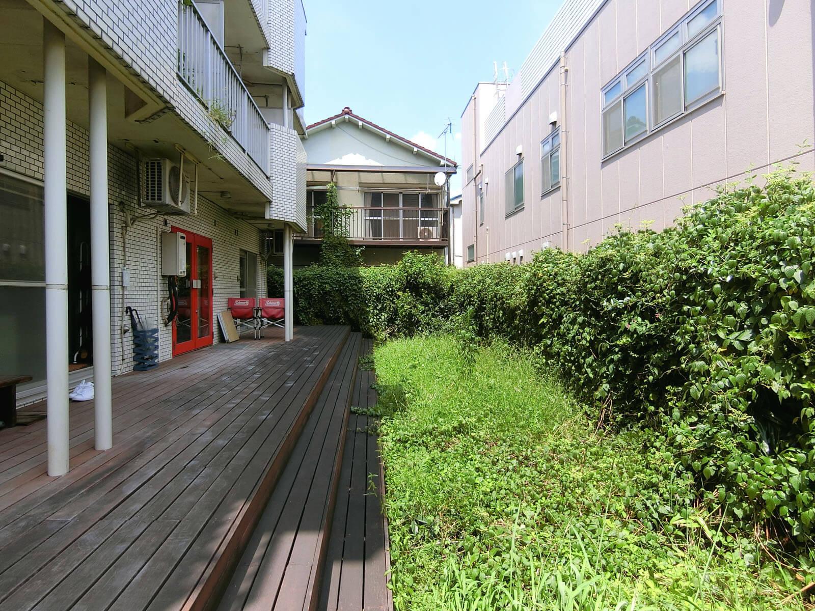 大田区蒲田の賃貸物件/目の前は階段状のウッドデッキと緑がいい雰囲気