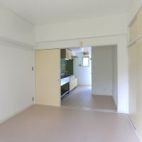 大田区蒲田の賃貸物件/庭から玄関まで見渡す
