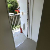 大田区蒲田の賃貸物件/玄関の外にもちらりと緑