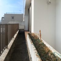 横浜市鶴見区北寺尾の賃貸物件/3階洋室）細長いベランダ付き。備え付けのプランターでは過去に葡萄を育てていたそうです
