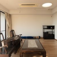 横浜市鶴見区北寺尾の賃貸物件/2階LDK）家具がいくつか残置物として残っています（現在残っているのは、写真左の椅子2脚とサイドテーブル、右奥の棚のみ）。撤去するか譲り受けるかお選びいただくことが可能です