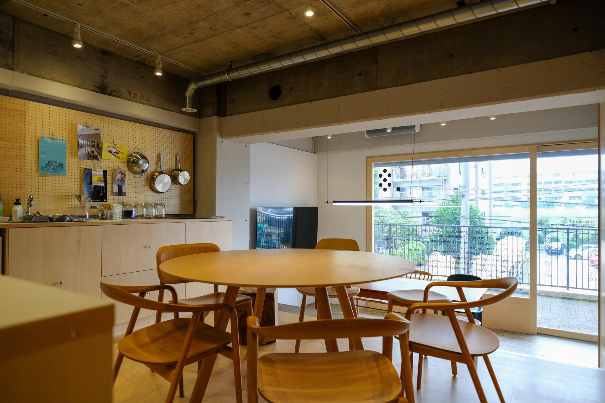 神奈川県川崎市高津区末長の賃貸物件/Kitchenミーティングスペース。1階ながら高台に立つため抜けも感じられる