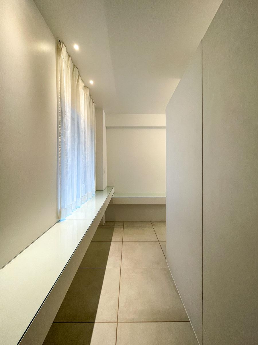 墨田区江東橋の賃貸物件/玄関を入ったアングル。スッと一直線に伸びるベンチのような構造体は天板がガラス板に。オブジェやアートを配置して