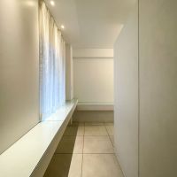 墨田区江東橋の賃貸物件/玄関を入ったアングル。スッと一直線に伸びるベンチのような構造体は天板がガラス板に。オブジェやアートを配置して
