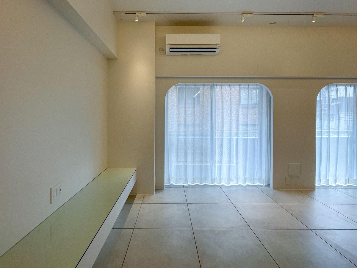 墨田区江東橋の賃貸物件/回廊を抜けたところの景色。アールがついた枠が特徴の窓がふたつ並ぶ