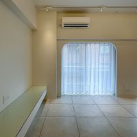 墨田区江東橋の賃貸物件/回廊を抜けたところの景色。アールがついた枠が特徴の窓がふたつ並ぶ