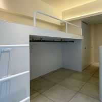墨田区江東橋の賃貸物件/手摺や梯子の雰囲気が揃っているクローゼットとロフト。奥に行くに従ってプライベートな空間に