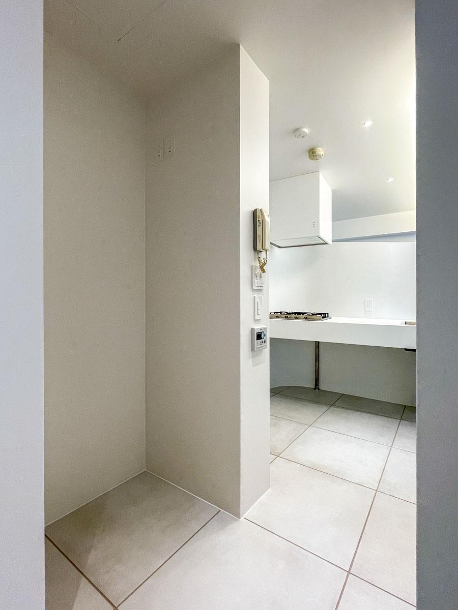 墨田区江東橋の賃貸物件/壁の内側に。手前は冷蔵庫置き場、奥にキッチン