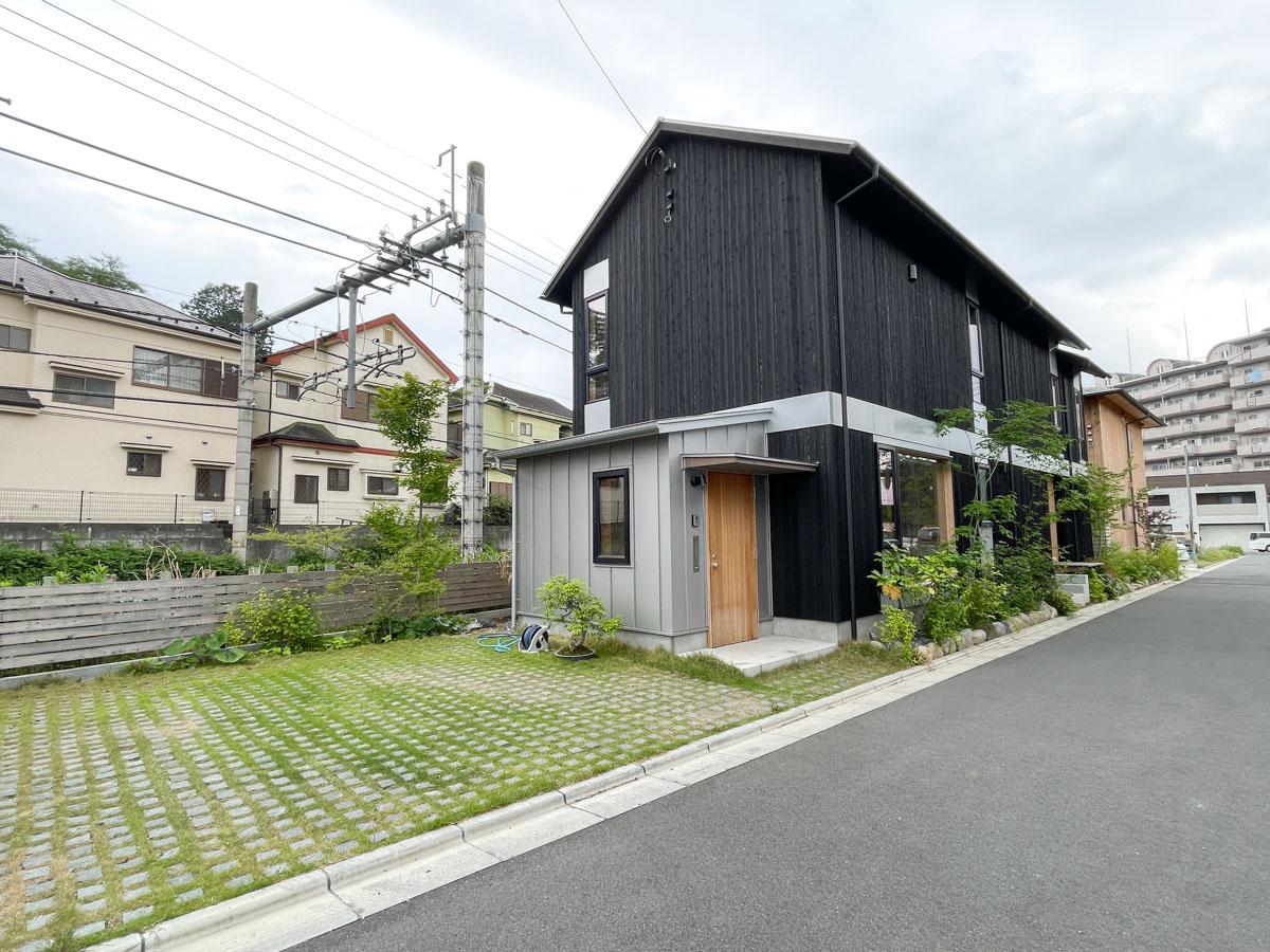 埼玉県入間市鍵山の売買物件/雰囲気バッチリの外観。緑が取り入れられている駐車場と、ちょこんと飛び出た玄関スペース