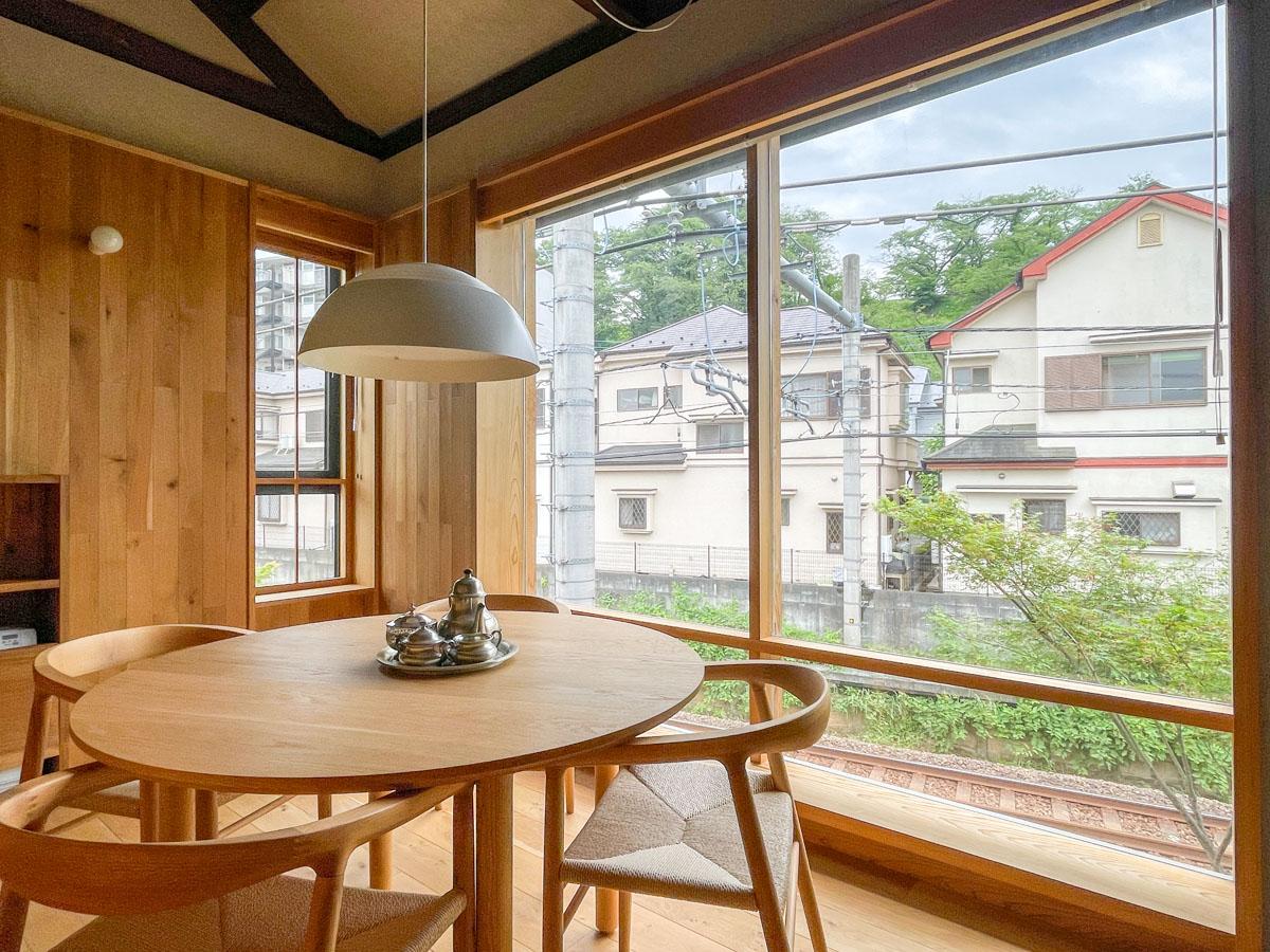 埼玉県入間市鍵山の売買物件/敷地は線路の脇。電車の音は多少気になりますが、大きな窓から電車が通るのを眺めるのは悪くありません