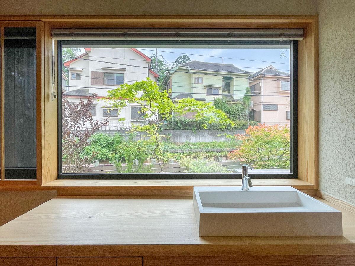埼玉県入間市鍵山の売買物件/洗面カウンターからは、抜けの良い景色が楽しめます